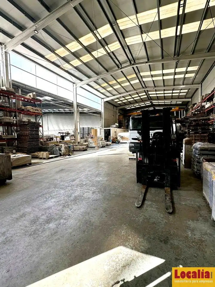 Außenansicht von Fabrikhallen zur Miete in Los Corrales de Buelna 