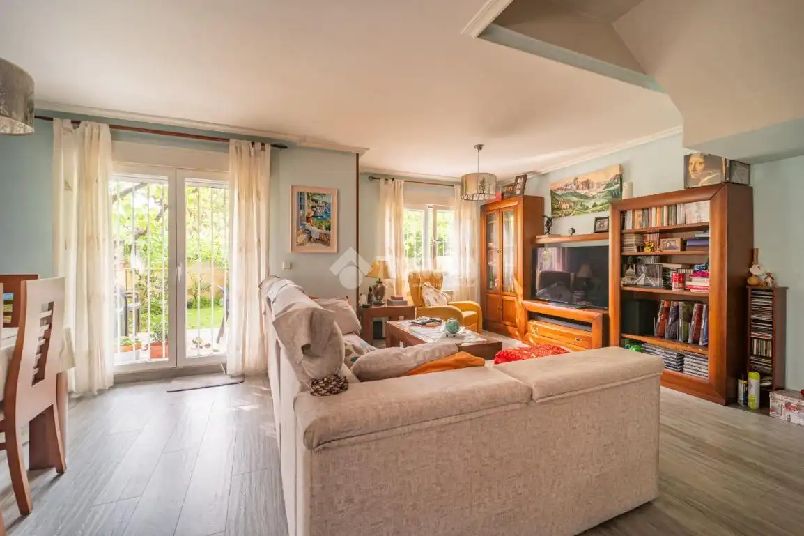 Sala de estar de Casa adosada en venta en Rivas-Vaciamadrid con Aire acondicionado, Calefacción y Jardín privado