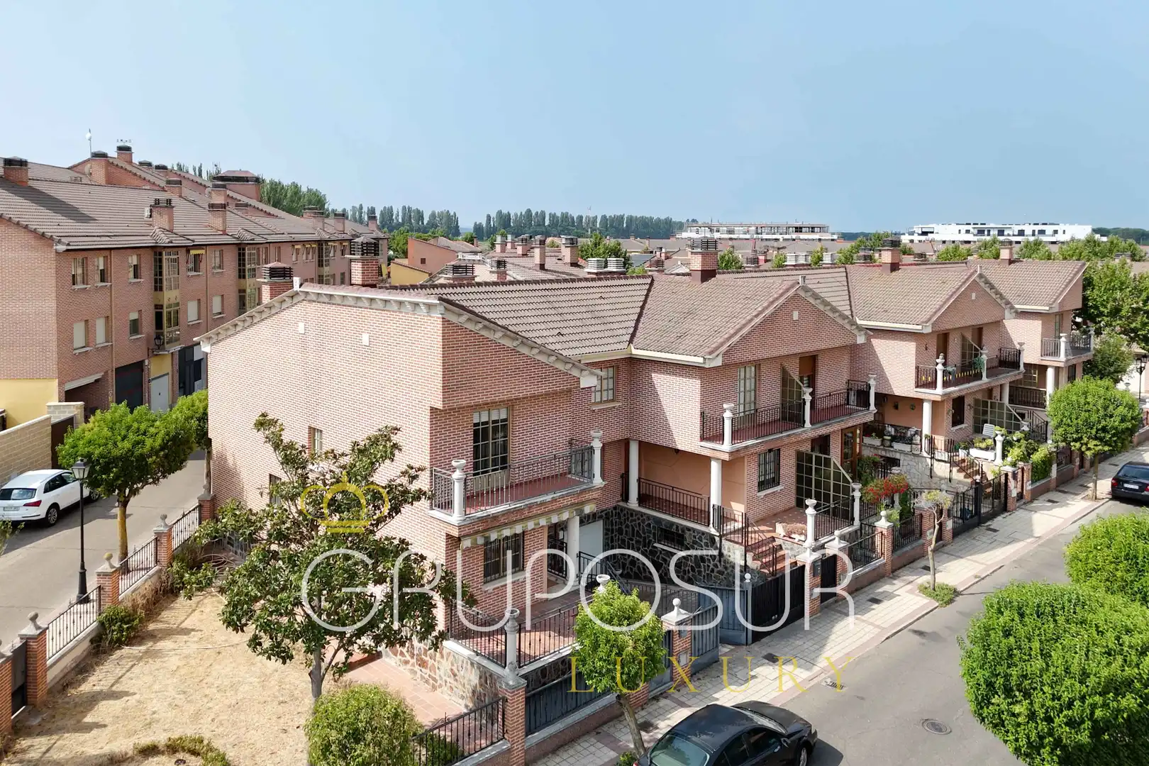 Vista exterior de Casa adosada en venda en Laguna de Duero amb Calefacció, Jardí privat i Parquet