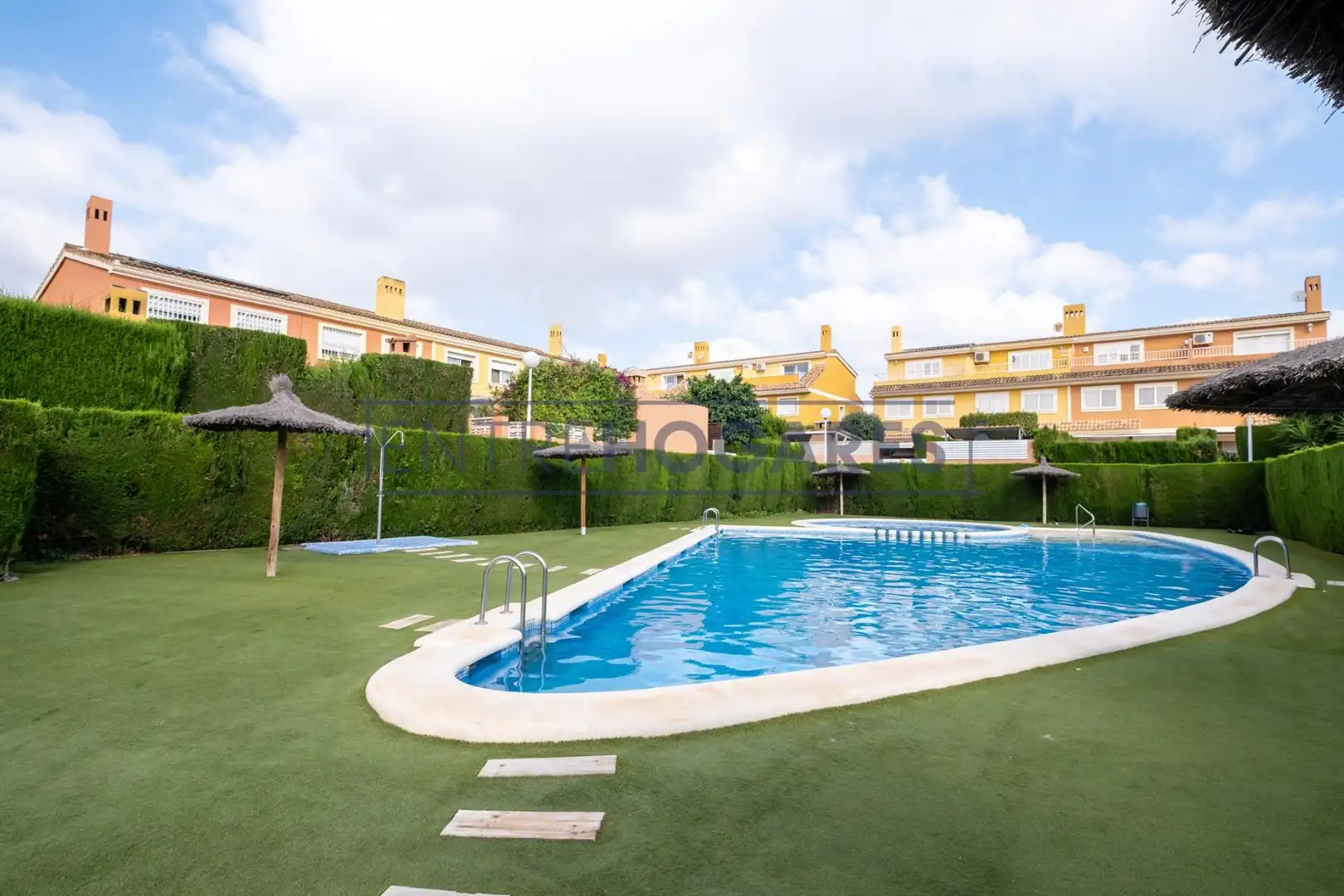 Schwimmbecken von Einfamilien-Reihenhaus zum Verkauf in Moncada