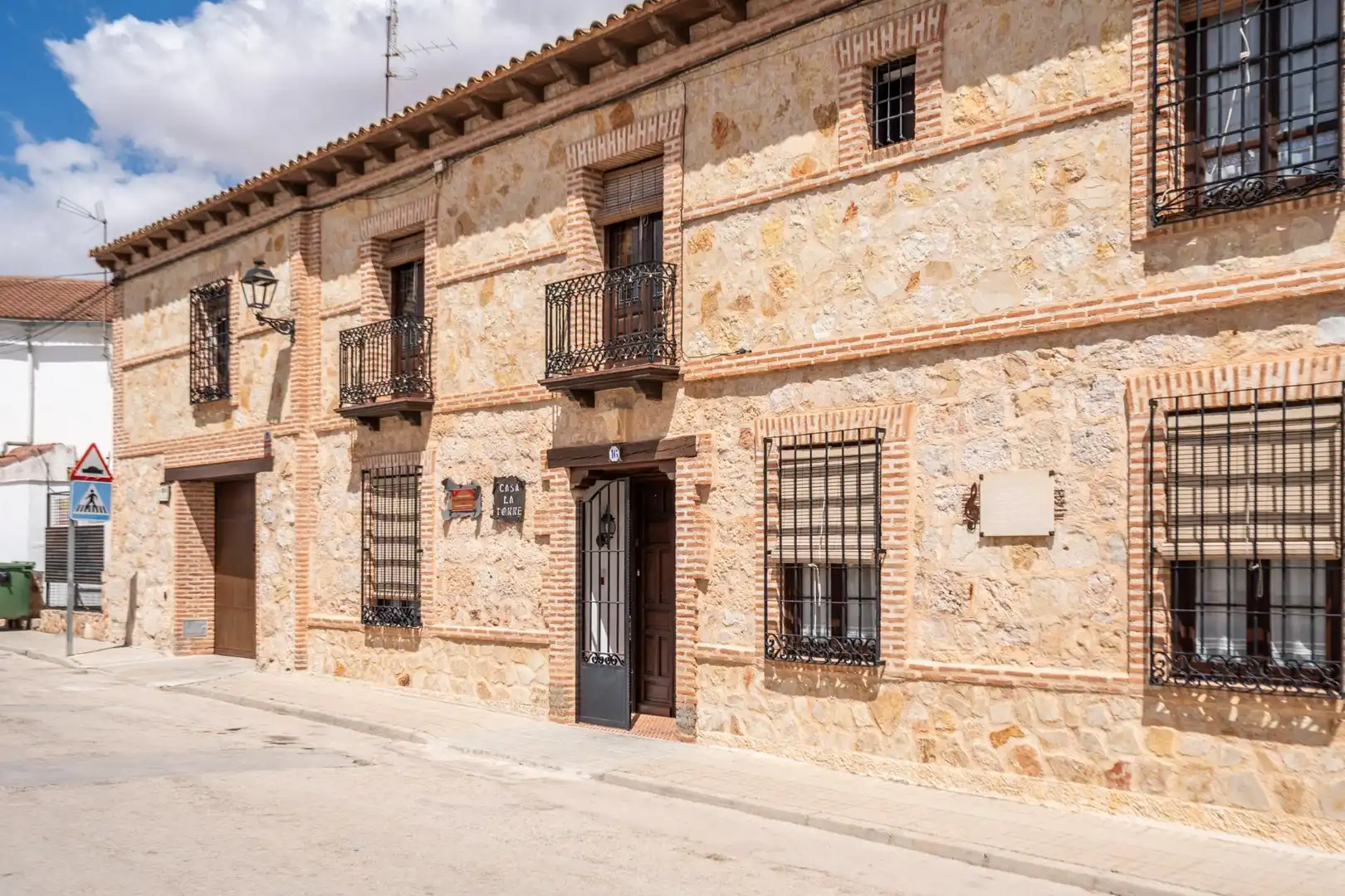 Vista exterior de Casa o xalet en venda en El Toboso amb Aire condicionat, Calefacció i Terrassa