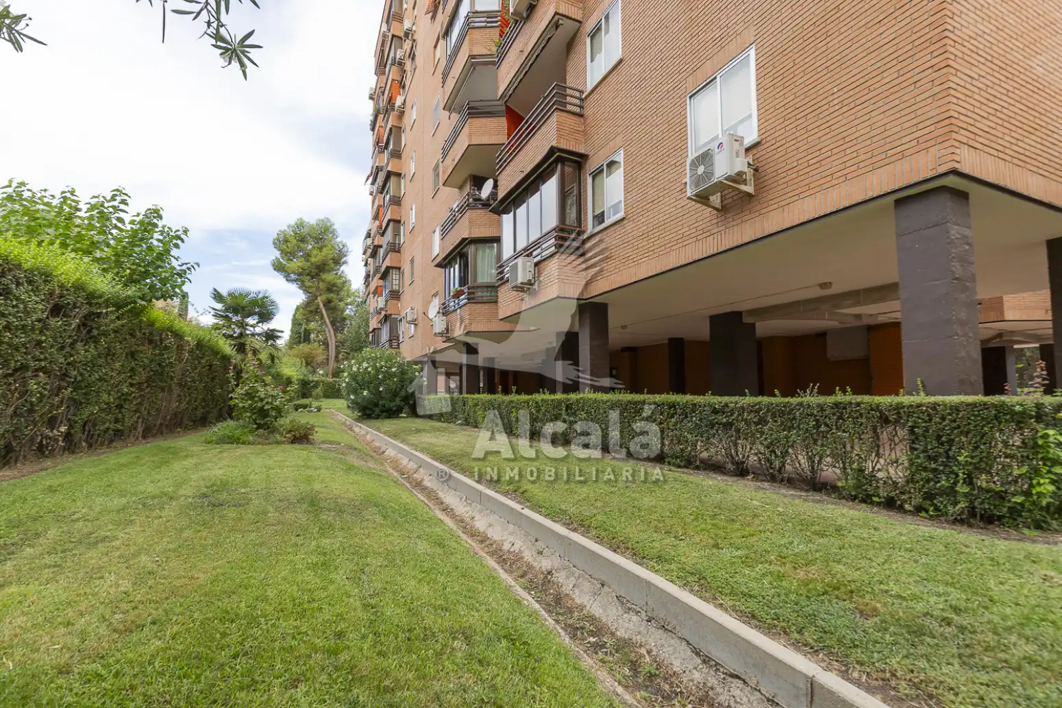 Vista exterior de Piso en venta en Coslada con Aire acondicionado, Calefacción y Jardín privado