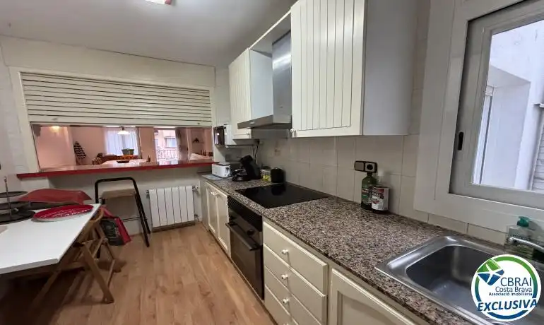Cuina de Apartament en venda en Roses amb Calefacció i Moblat