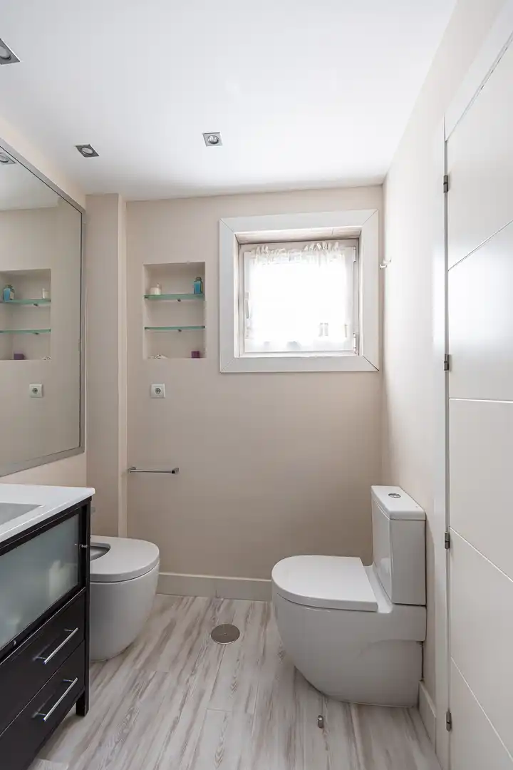 Badezimmer von Wohnung zum Verkauf in Madrid mit Klimaanlage, Heizung und Privatgarten