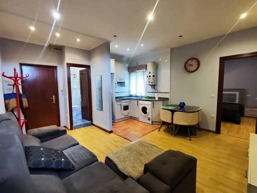 Sala d'estar de Pis en venda en Gijón  amb Parquet, Traster i Moblat