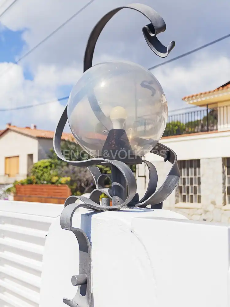Vista exterior de Casa o xalet en venda en Mataró amb Aire condicionat, Calefacció i Jardí privat