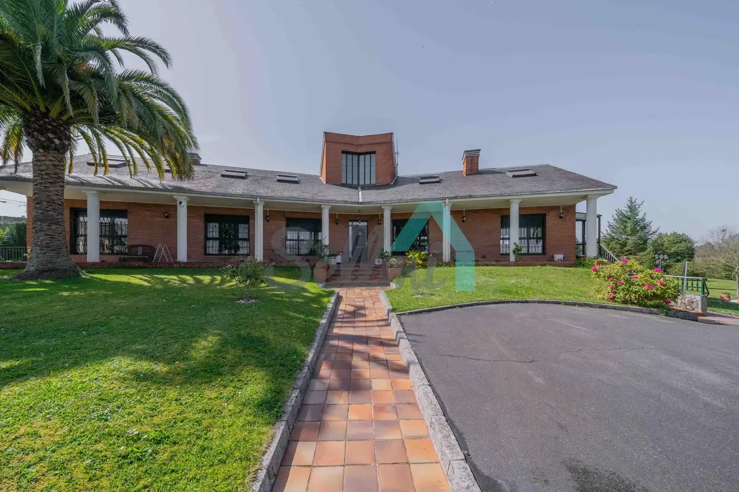 Vista exterior de Casa o xalet en venda en Oviedo  amb Calefacció, Jardí privat i Parquet