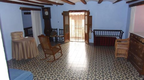 Casa grande haciendo esquina en el centro del pueblo, con patio grande, planta baja, dos alturas
