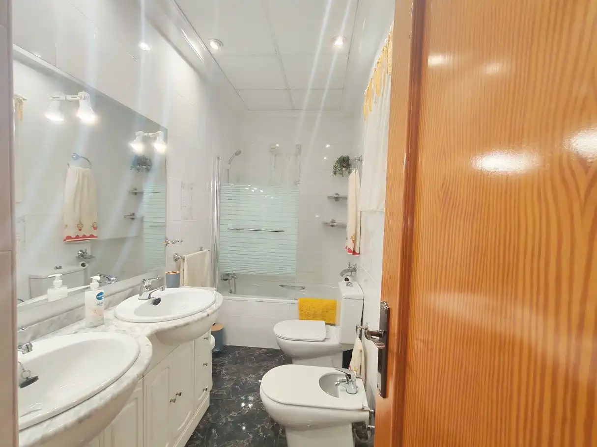 Bathroom of Flat for rent in Elche / Elx  with Air Conditioner, Terrace and Furnished
