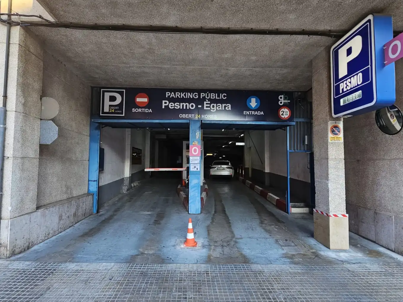 Parkplatz von Garage zur Miete in Terrassa mit Alarm