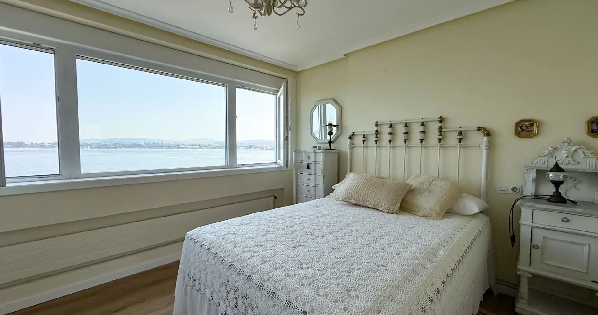 Habitación de Piso en venta en Vigo  con Calefacción, Jardín privado y Amueblado