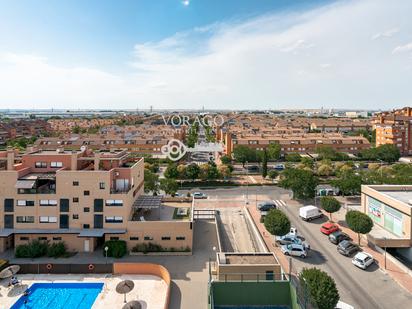 Vista exterior de Àtic en venda en Alcalá de Henares amb Aire condicionat i Terrassa