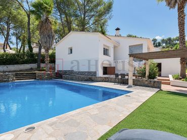 Casa amb piscina en venda a Olivella