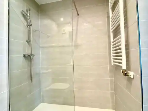 Badezimmer von Wohnung zum Verkauf in Barcelona mit Klimaanlage, Heizung und Parkett
