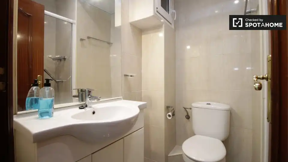 Baño de Piso de alquiler en Barcelona con Aire acondicionado, Calefacción y Amueblado
