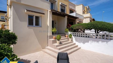 Casa con piscina comunitaria, en la provincia de Alicante, en la ciudad de Orihuela Costa. 2 habitaciones | 85 m² | 2 kilómetros d