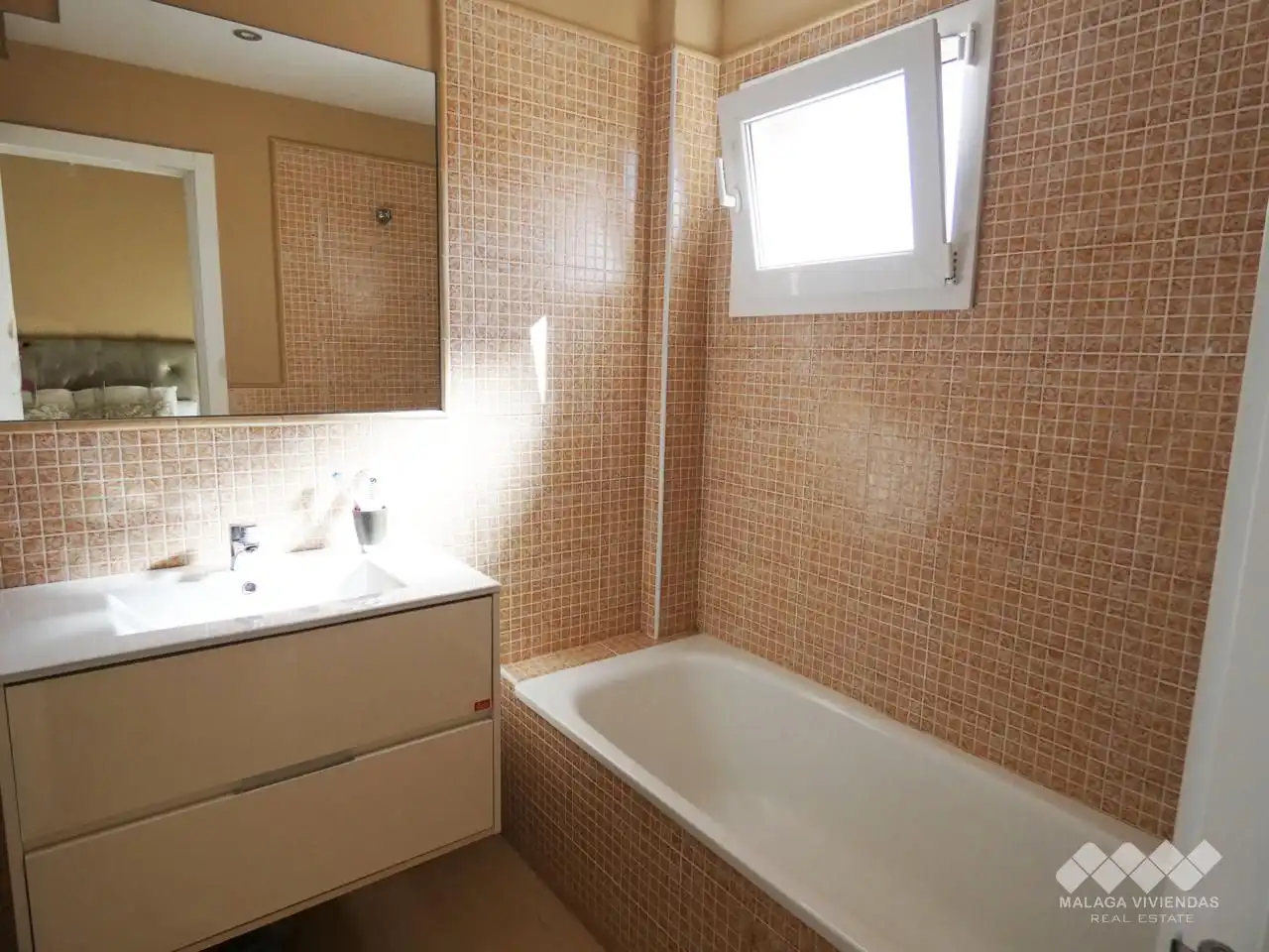 Bany de Casa o xalet en venda en Alhaurín de la Torre amb Aire condicionat, Jardí privat i Terrassa