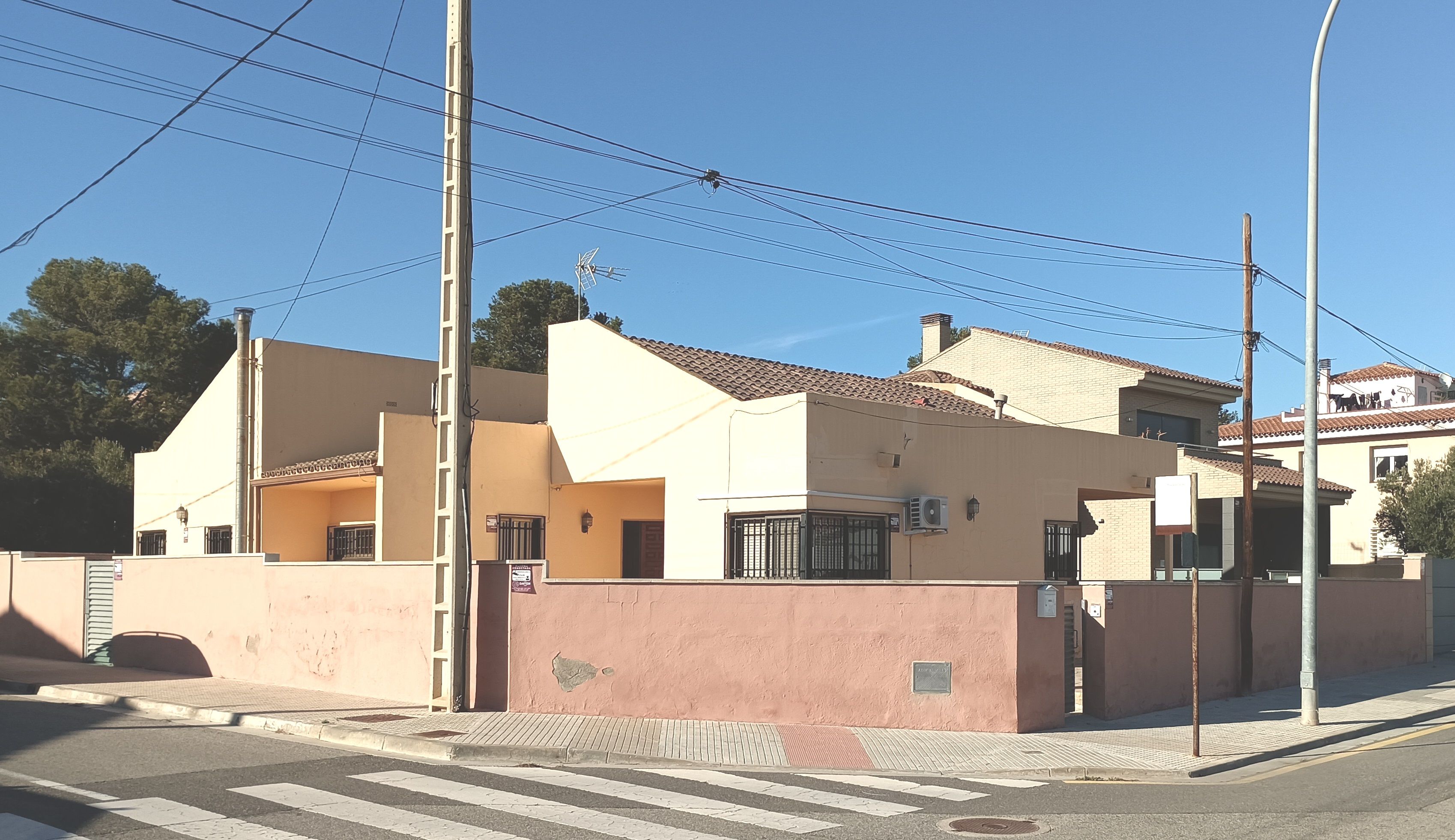 Vista exterior de Casa o xalet en venda en Mont-roig del Camp amb Aire condicionat, Calefacció i Jardí privat