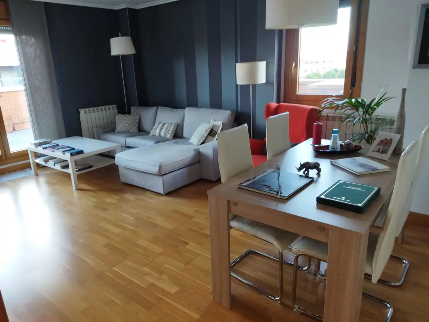 Sala d'estar de Àtic en venda en  Logroño amb Calefacció, Terrassa i Piscina