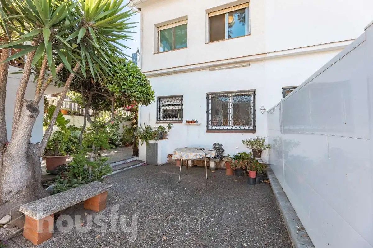 Vista exterior de Casa o xalet en venda en Castelldefels amb Jardí privat, Terrassa i Traster