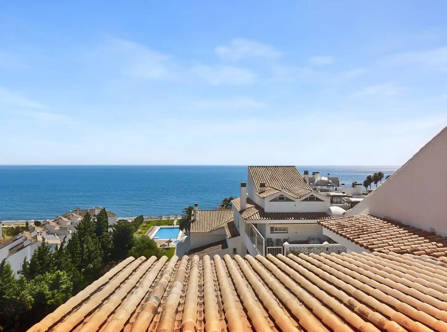 Exterior view of Flat for sale in Estepona  with Air Conditioner, Terrace and Community pool
