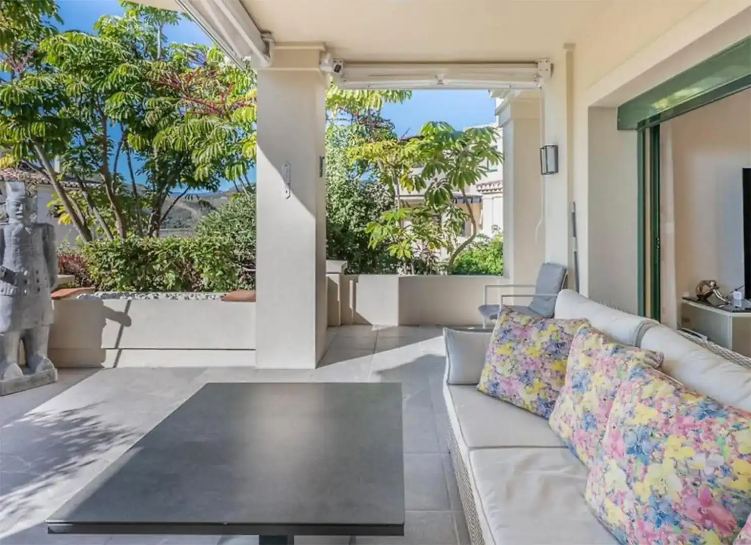 Terraza de Piso en venta en Benahavís con Aire acondicionado y Piscina