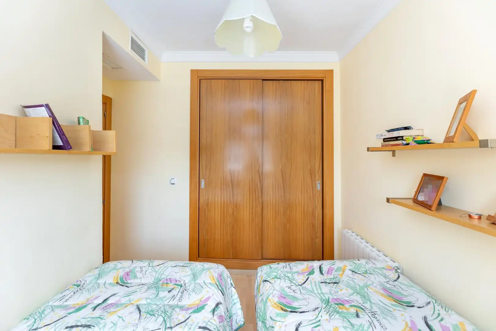 Schlafzimmer von Einfamilien-Reihenhaus zum Verkauf in Granada mit Klimaanlage, Heizung und Privatgarten