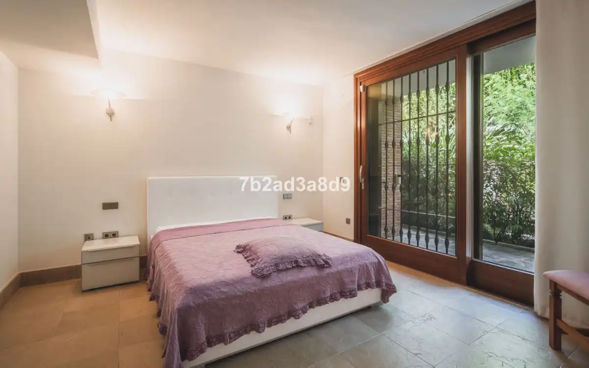 Dormitori de Casa o xalet en venda en Marbella amb Aire condicionat, Jardí privat i Terrassa