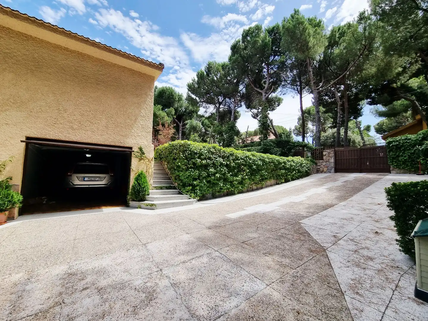 Aparcament de Casa o xalet en venda en Boadilla del Monte amb Calefacció, Jardí privat i Terrassa
