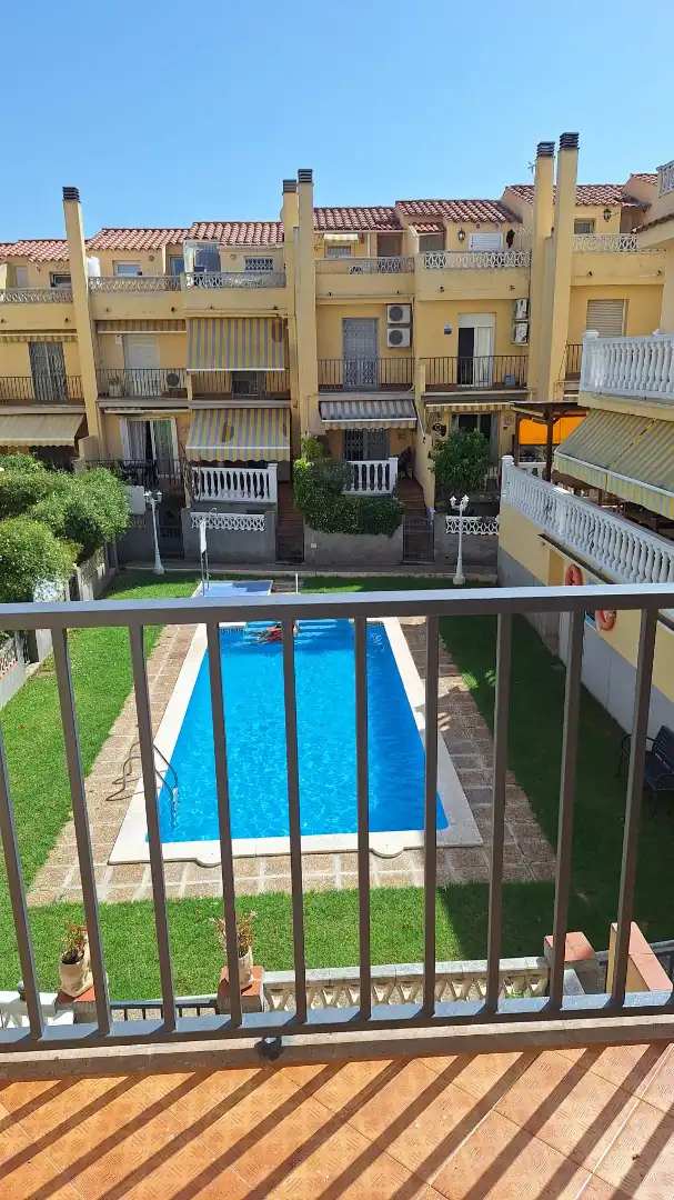 Schwimmbecken von Einfamilien-Reihenhaus zum Verkauf in Torredembarra mit Heizung, Privatgarten und Terrasse