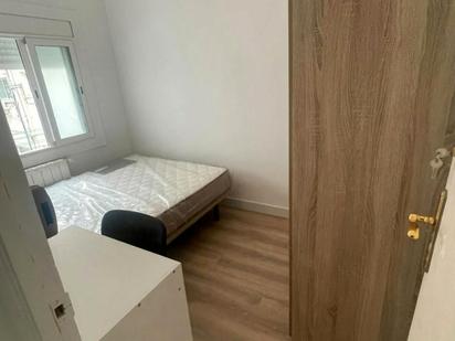 Bedroom of Flat to share in  Barcelona Capital  with Air Conditioner, Heating and Washing machine