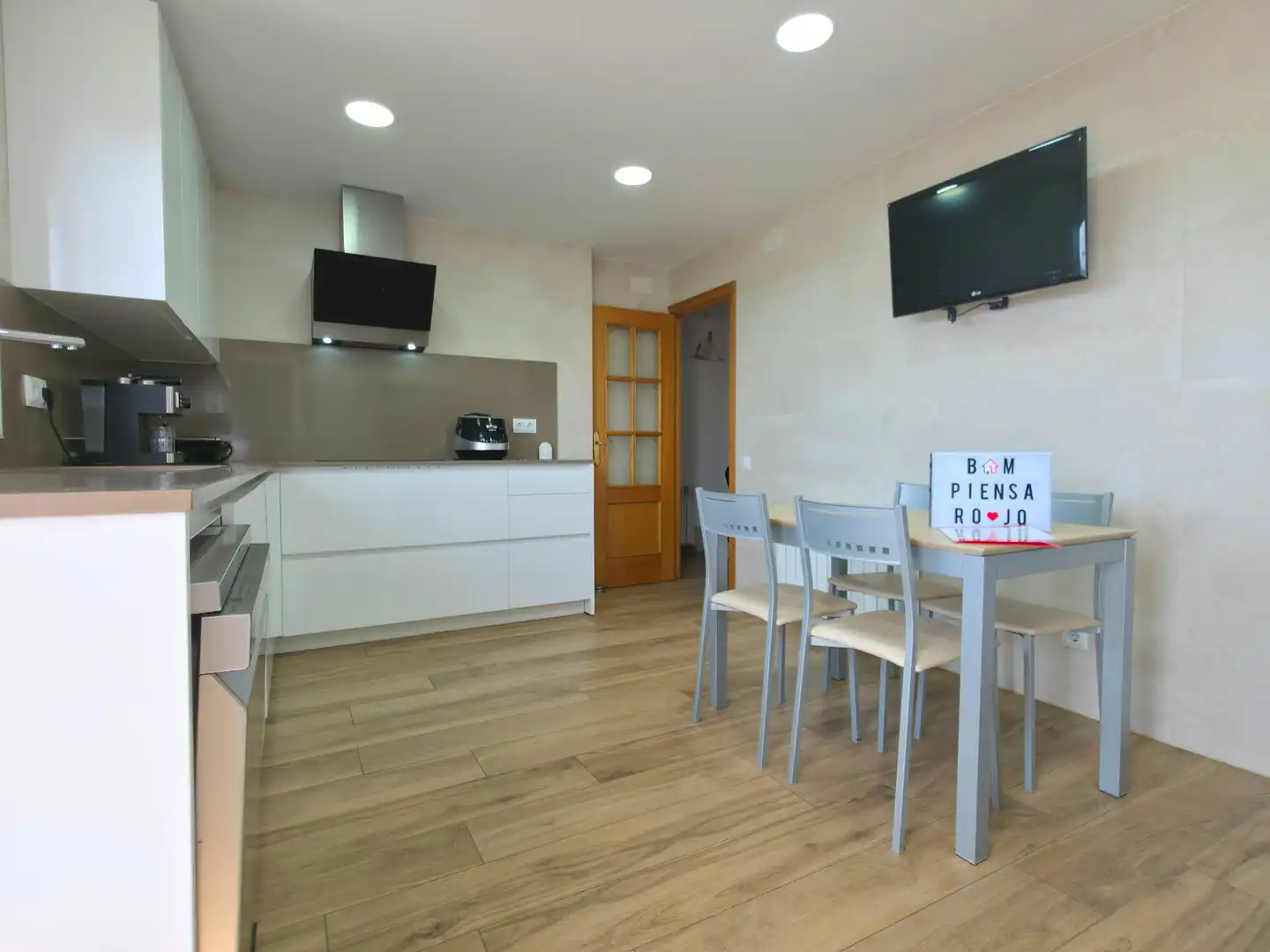 Cocina de Casa o chalet en venta en Sant Vicenç Dels Horts con Aire acondicionado, Calefacción y Jardín privado