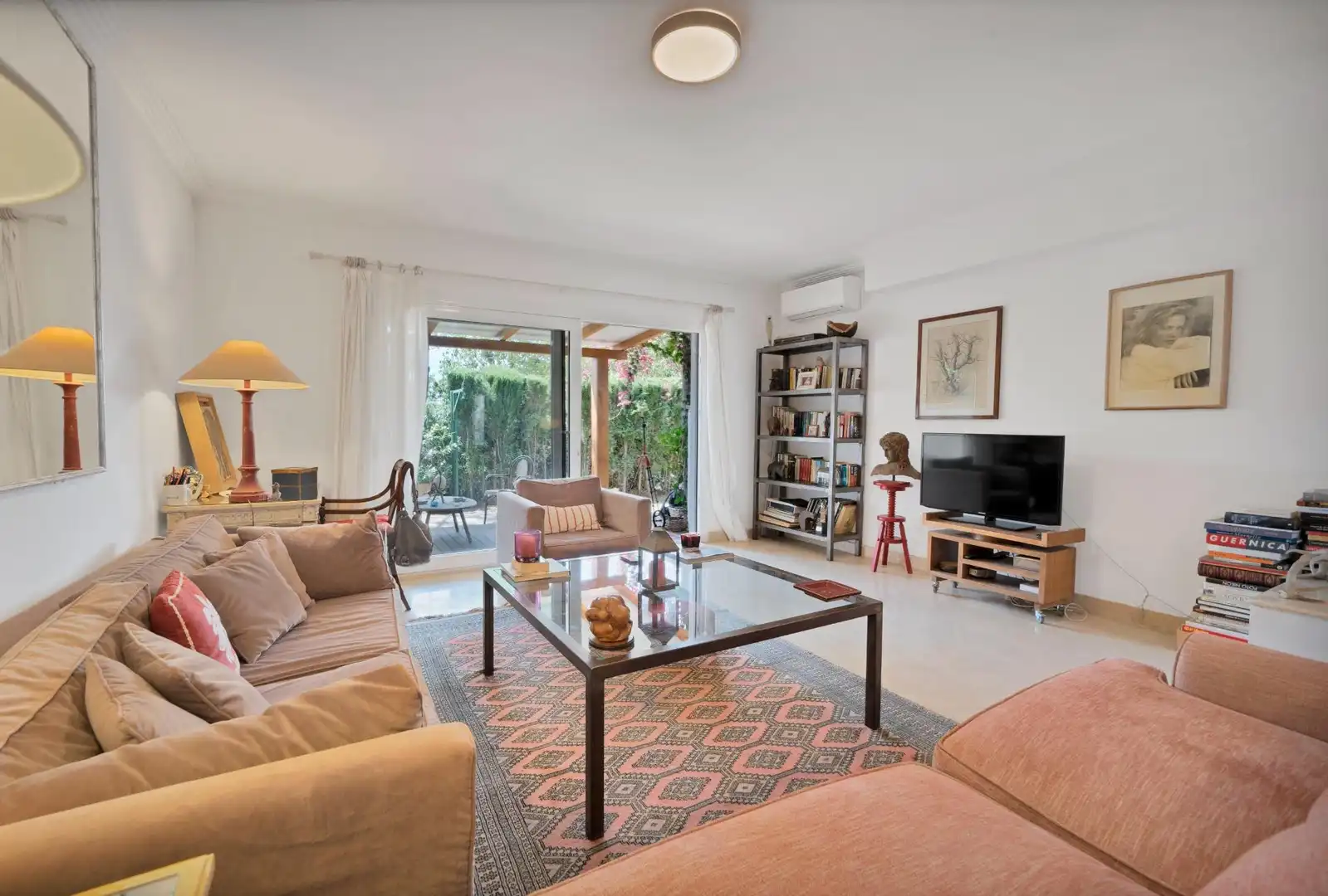 Sala de estar de Casa adosada en venta en Marbella con Aire acondicionado, Terraza y Trastero
