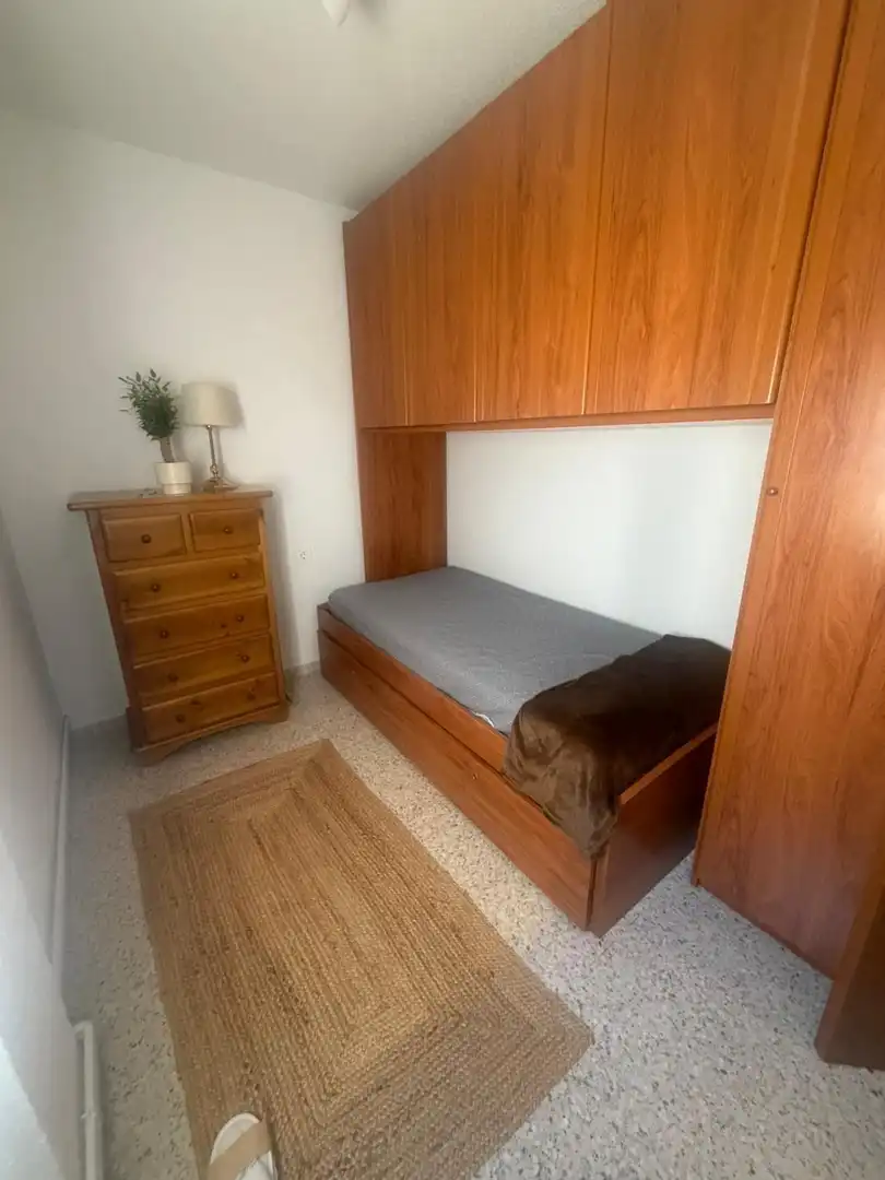 Habitación de Piso de alquiler en Granada con Trastero, Amueblado y Balcón