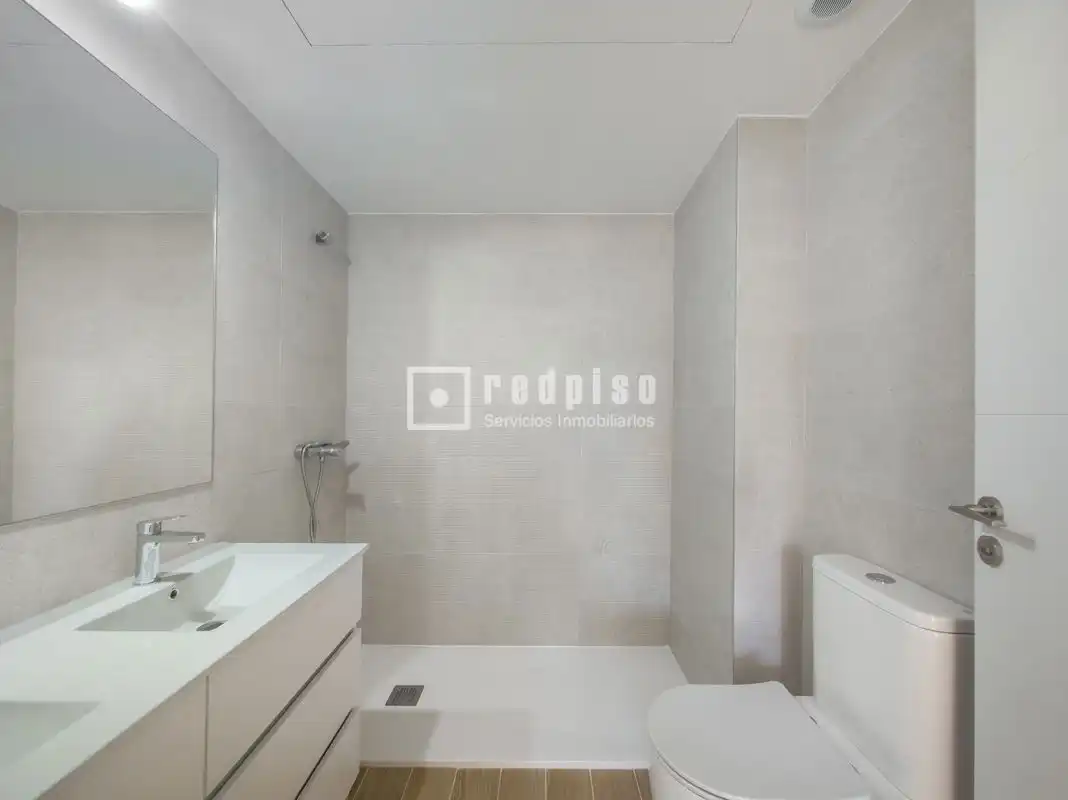 Baño de Piso en venta en Madrid con Aire acondicionado, Calefacción y Jardín privado