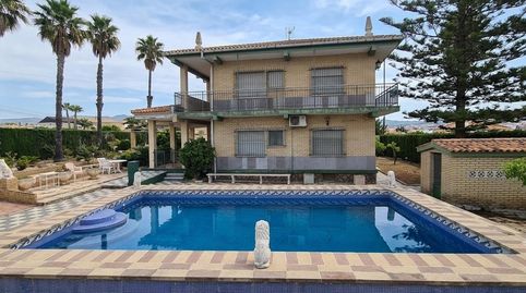 Chalet independiente con dos viviendas, piscina y gran parcela en Monserrat, imagen 2