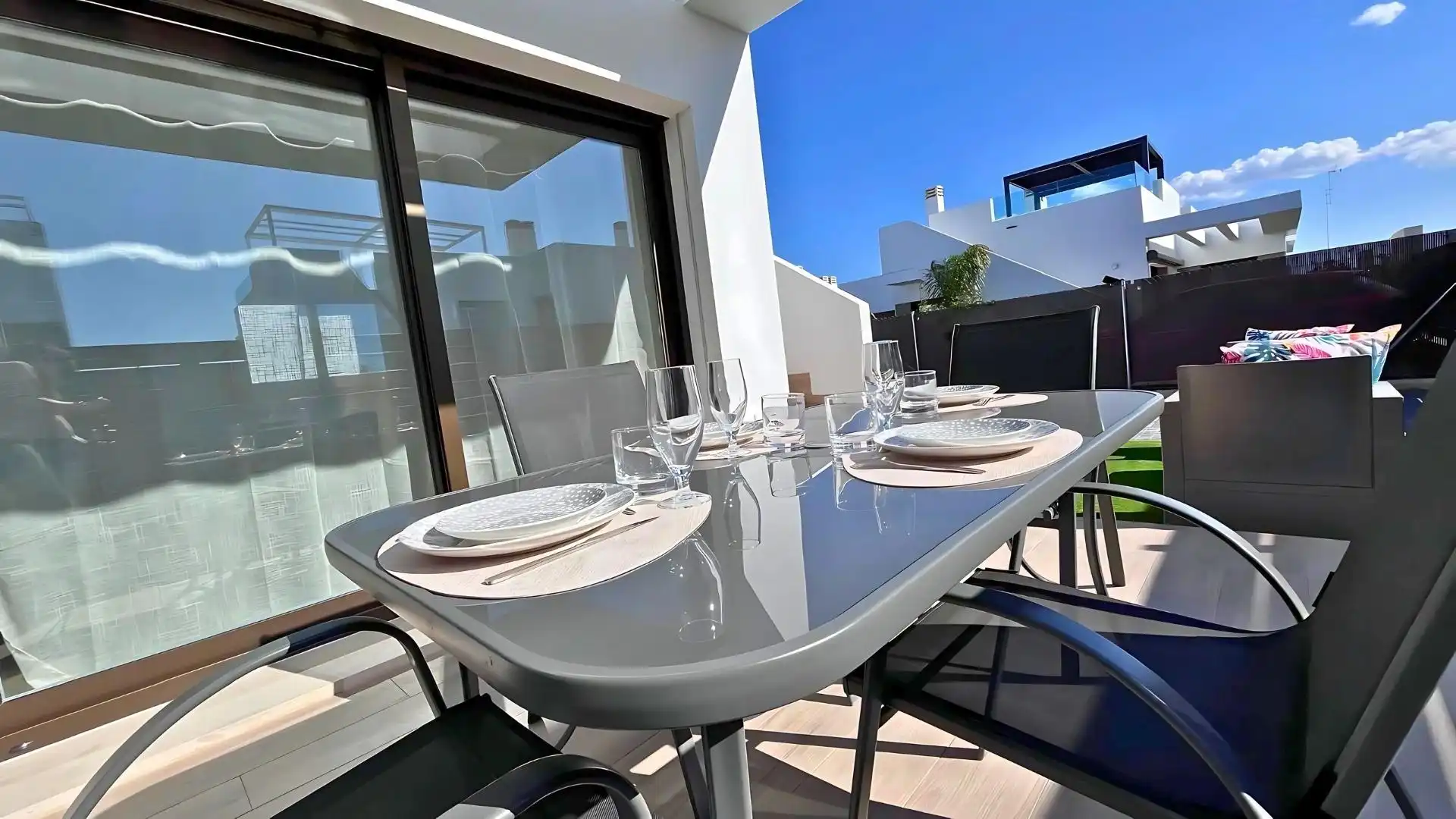 Terrasse von Einfamilien-Reihenhaus zum Verkauf in Madrid mit Schwimmbad
