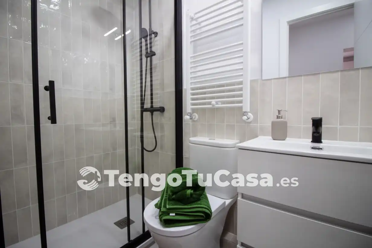 Bathroom of Flat for sale in Madrid  with Air Conditioner, Heating and Parquet flooring