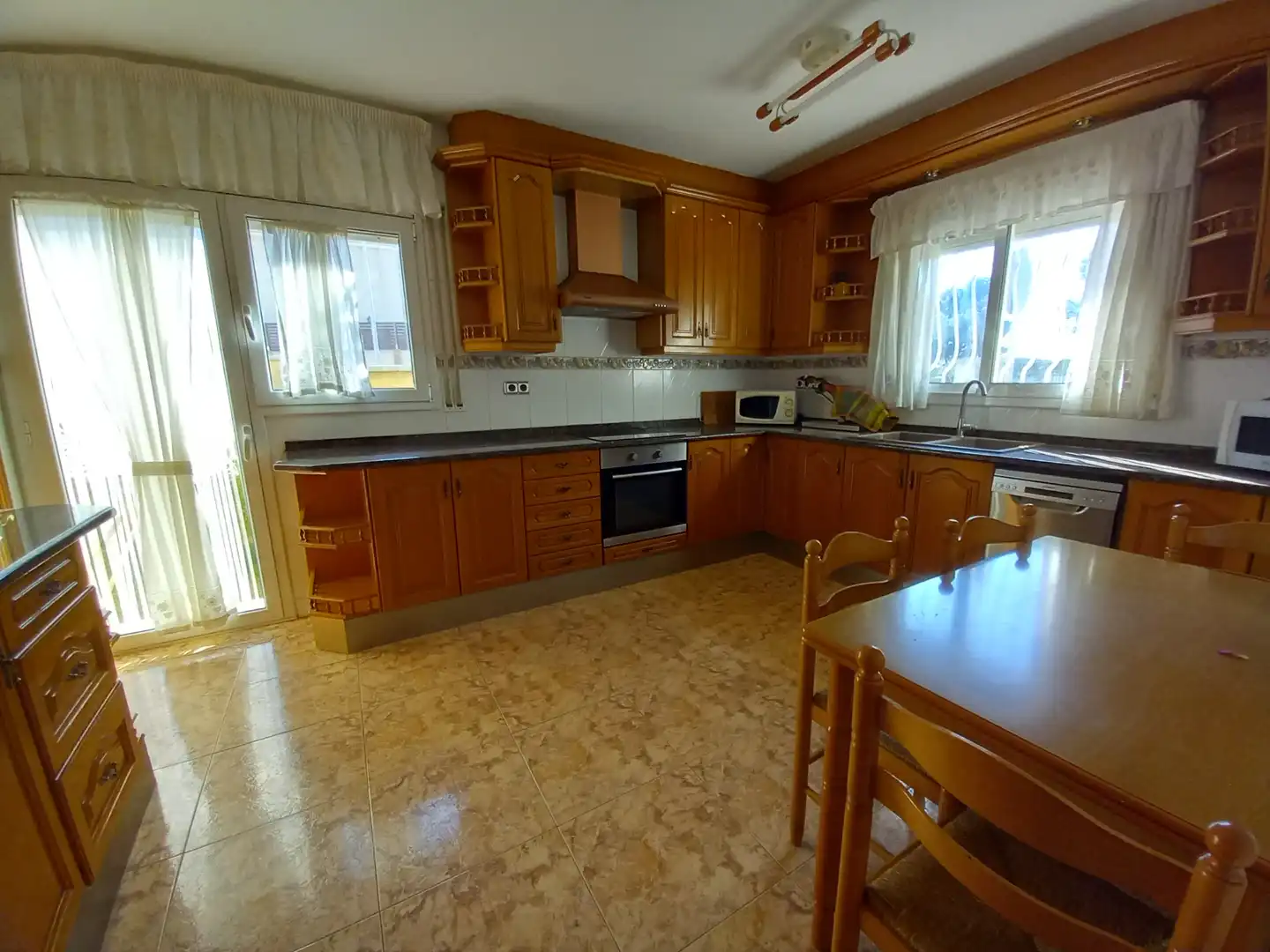 Cuina de Casa o xalet en venda en Vilanova i la Geltrú amb Aire condicionat, Calefacció i Jardí privat