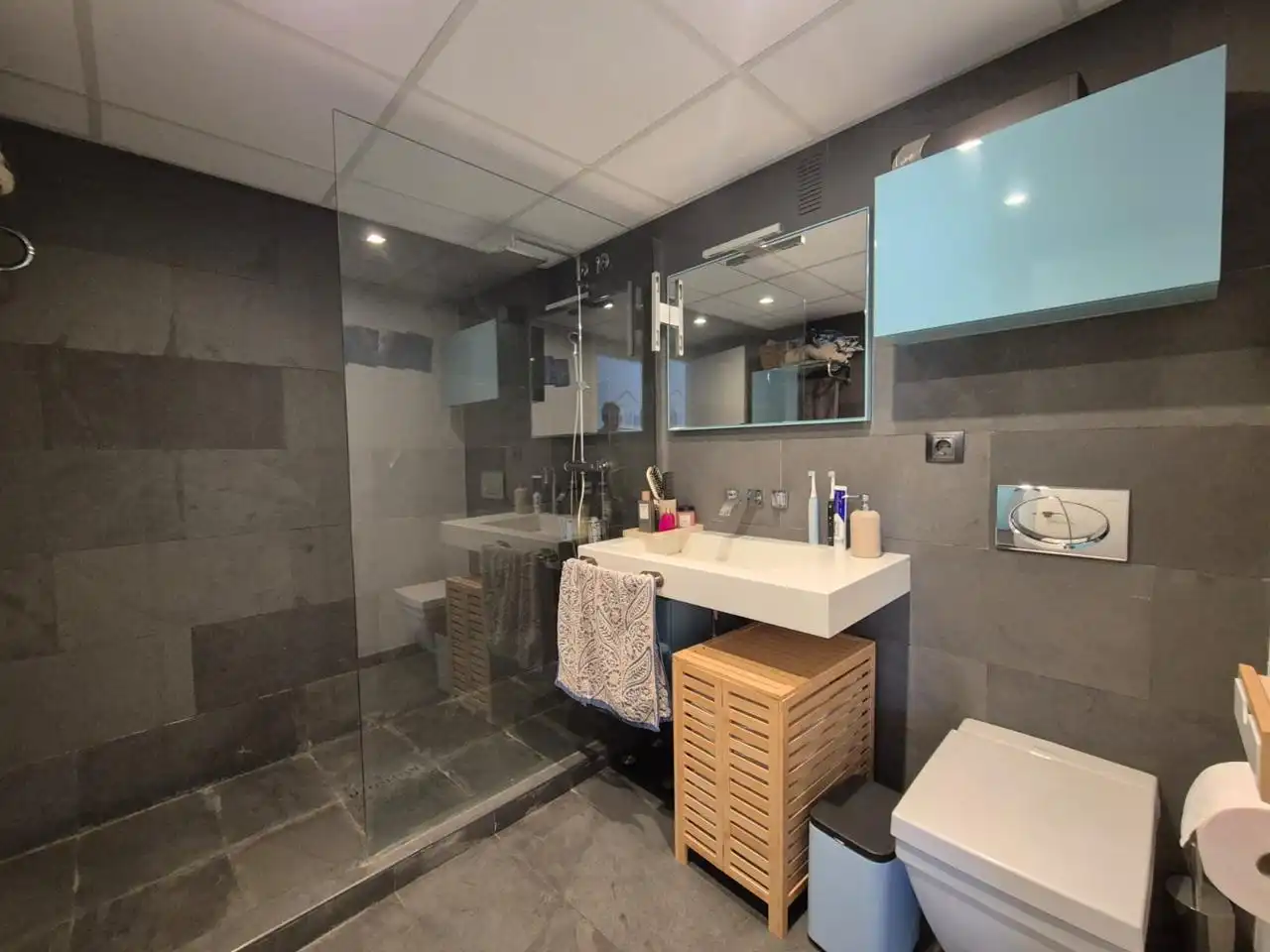 Baño de Piso en venta en Alicante / Alacant con Aire acondicionado, Terraza y Amueblado