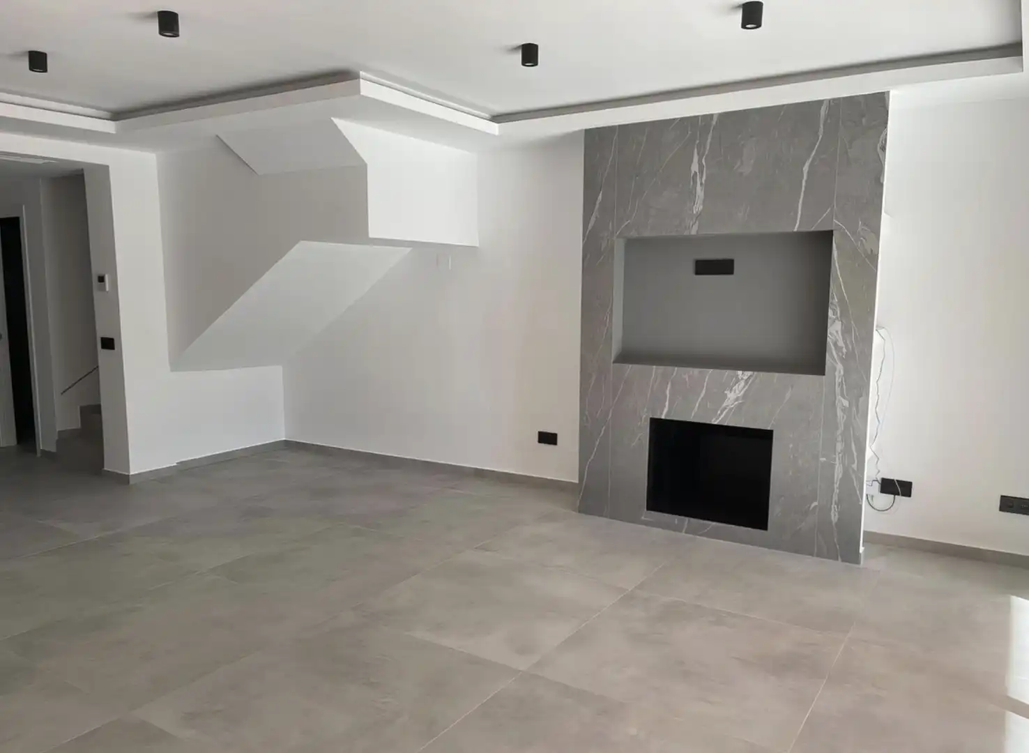 Sala de estar de Casa adosada en venta en Benahavís con Aire acondicionado, Calefacción y Jardín privado