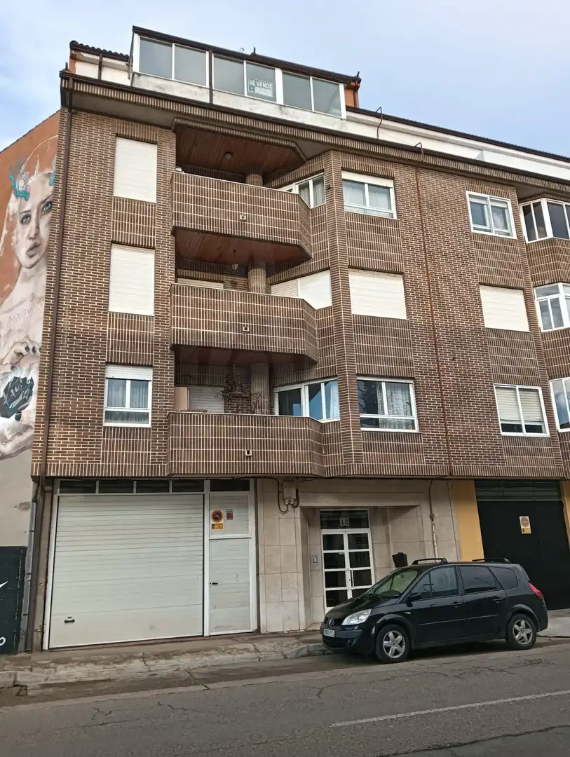 Vista exterior de Ático en venta en La Bañeza  con Calefacción y Terraza