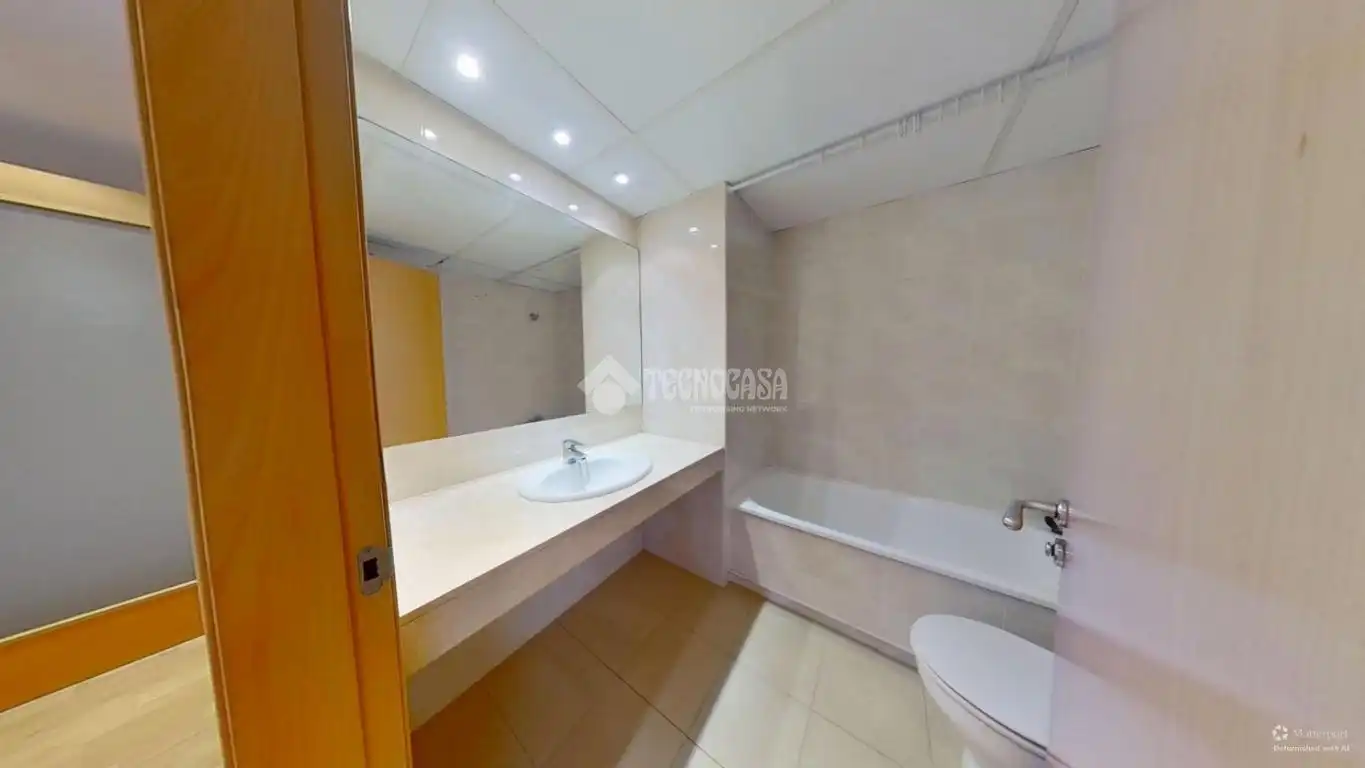 Baño de Piso en venta en Sabadell con Aire acondicionado, Calefacción y Balcón