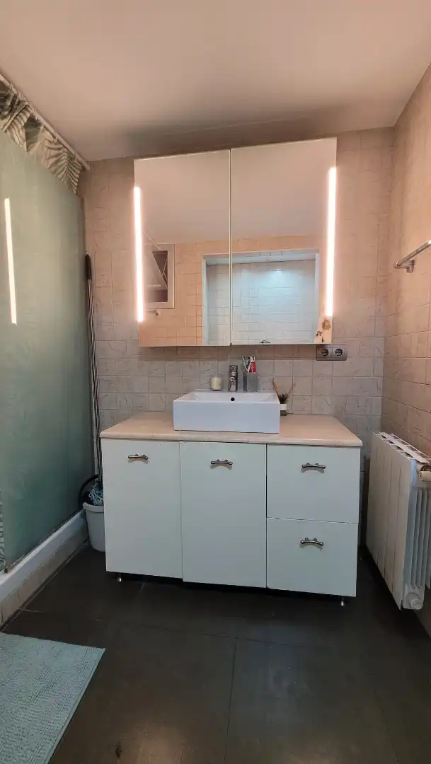 Badezimmer von Wohnung zum Verkauf in Barcelona mit Klimaanlage und Ofen