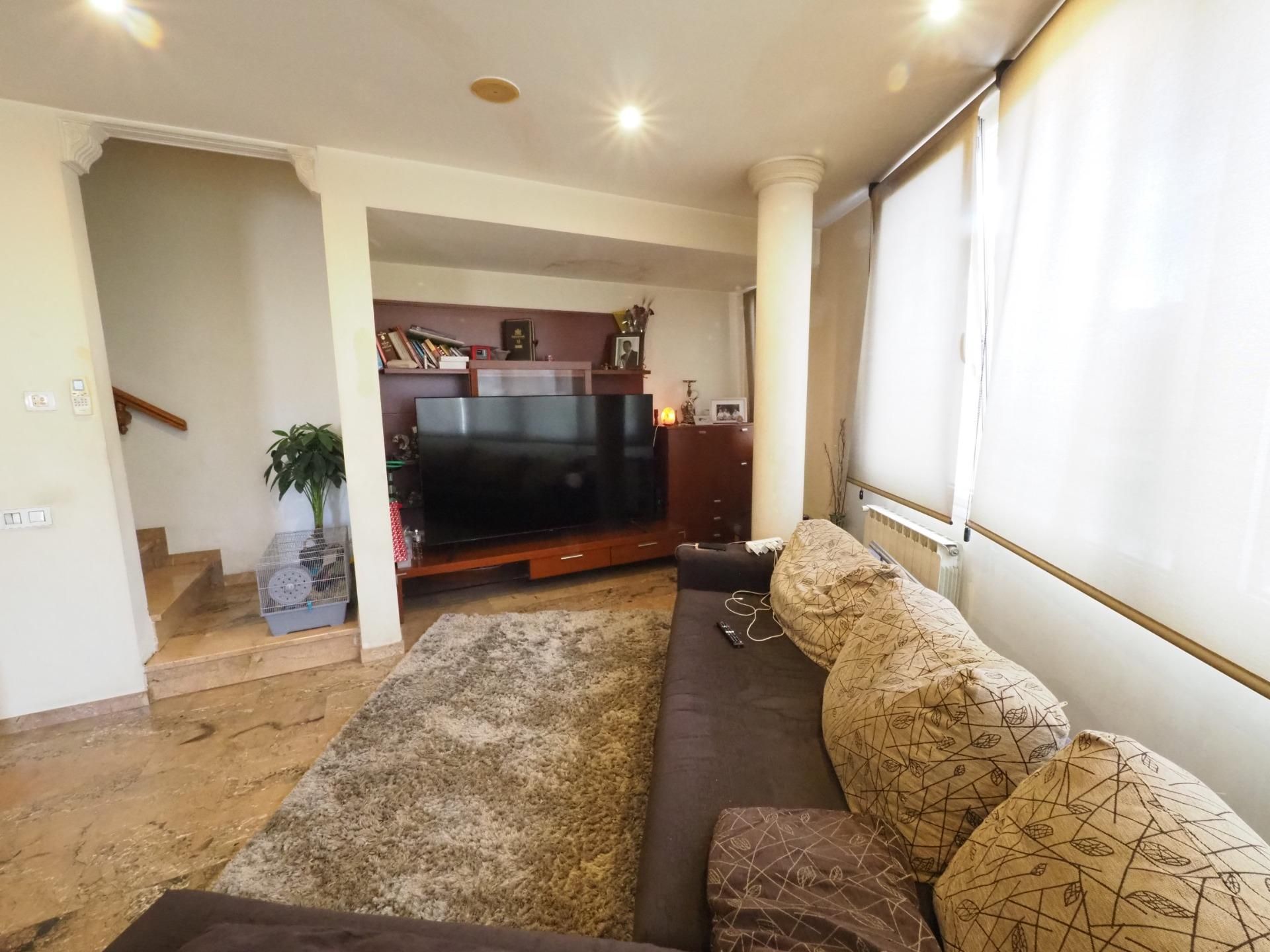 Sala d'estar de Casa o xalet en venda en Terrassa amb Parquet i Terrassa