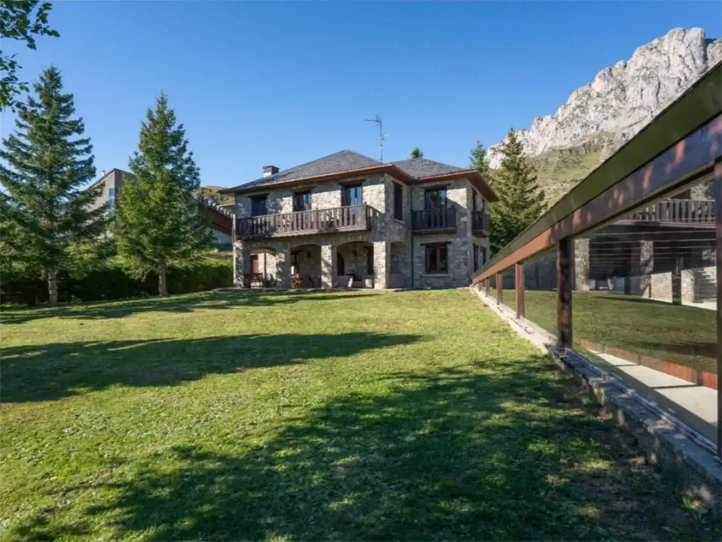 Vista exterior de Casa o xalet en venda en Sallent de Gállego amb Balcó