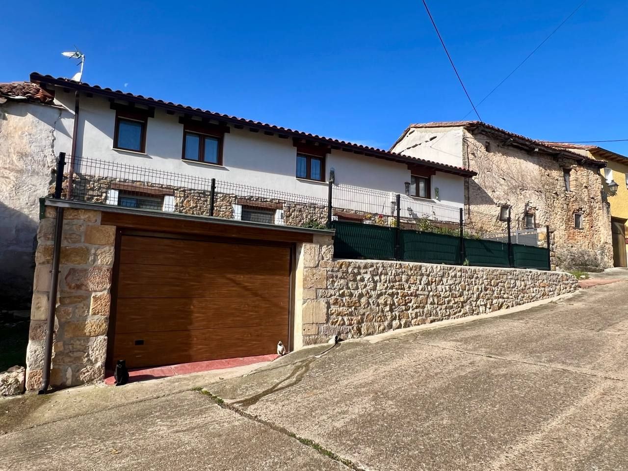 Vista exterior de Casa adosada en venda en Rebolledo de la Torre amb Calefacció, Parquet i Moblat
