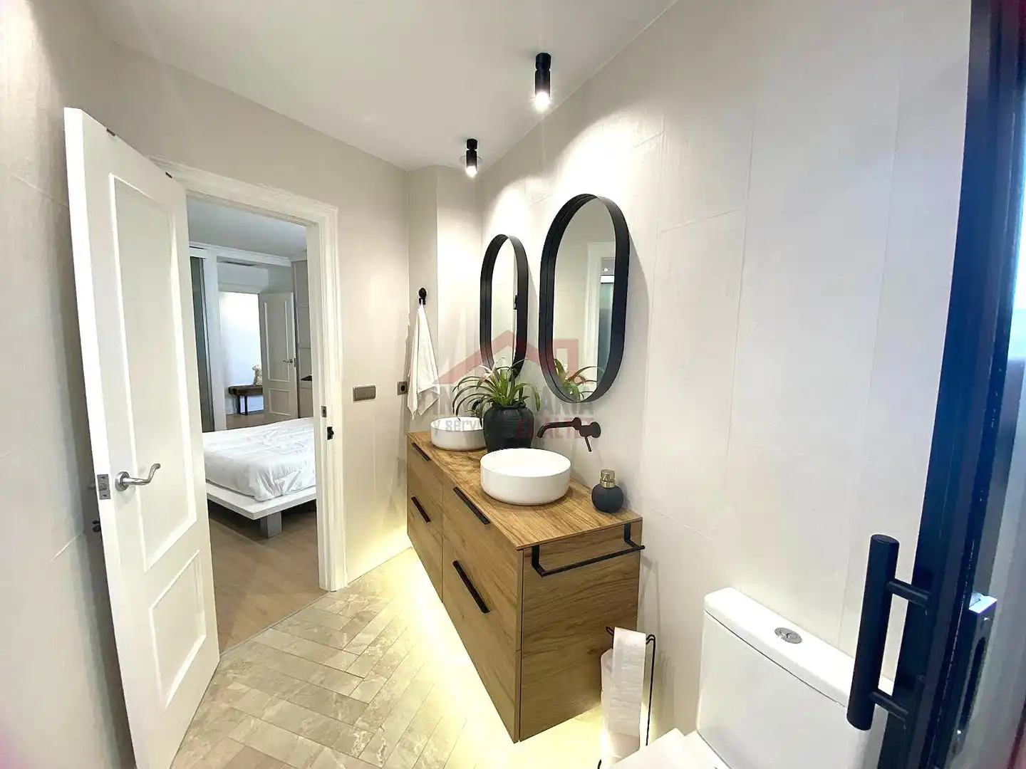 Badezimmer von Wohnung zum Verkauf in Elche / Elx mit Klimaanlage, Heizung und Ofen