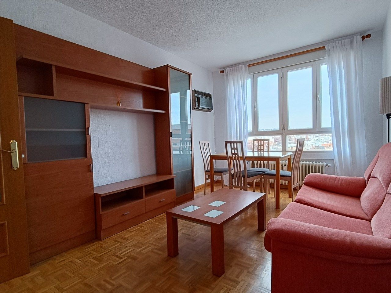 Living room of Flat to rent in  Madrid Capital  with Air Conditioner, Heating and Parquet flooring