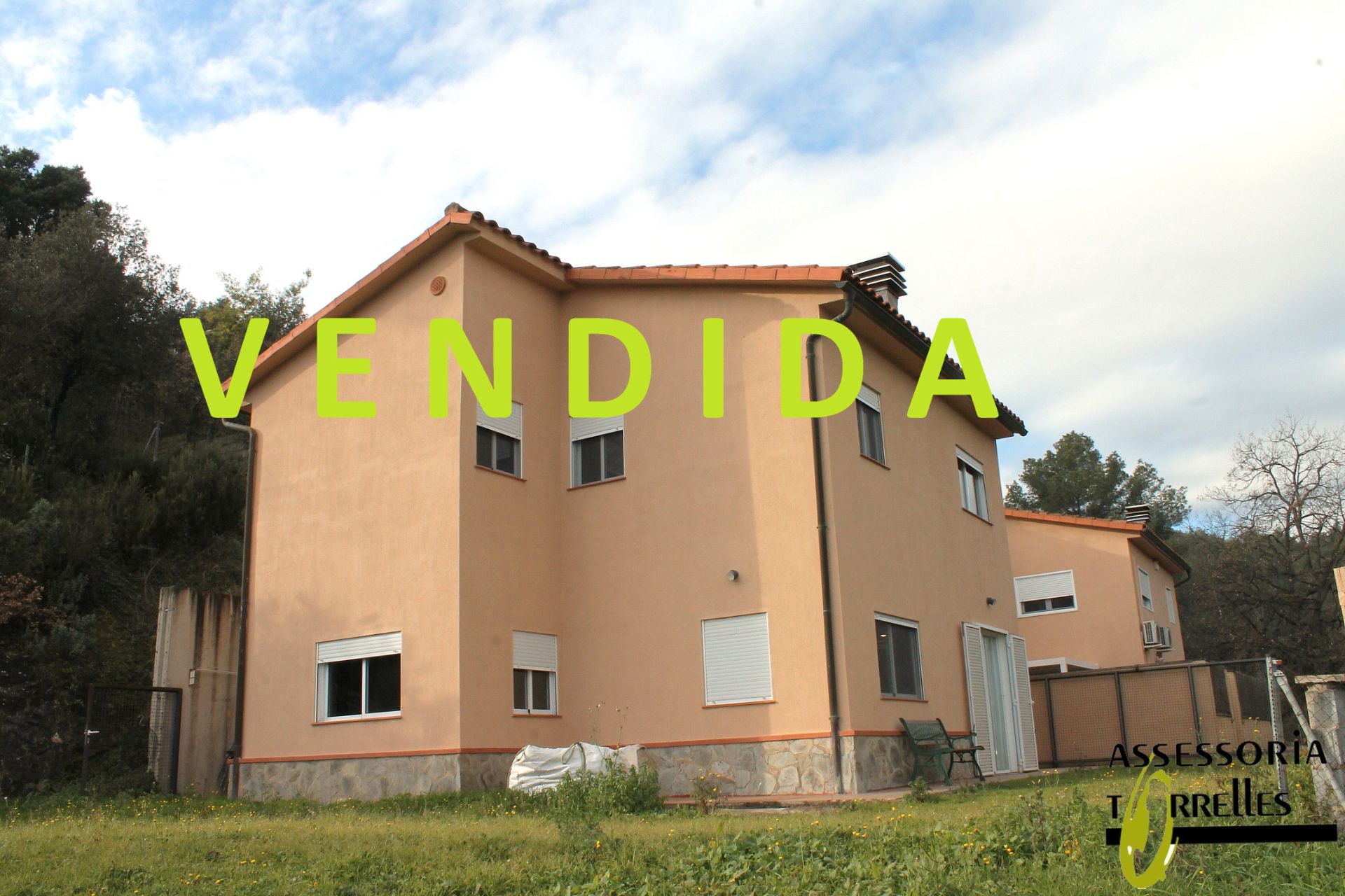 Vista exterior de Casa adosada en venda en Torrelles de Llobregat amb Calefacció, Jardí privat i Moblat